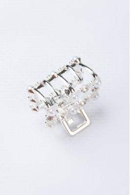 Краб з блискучими камінцями та перлинками